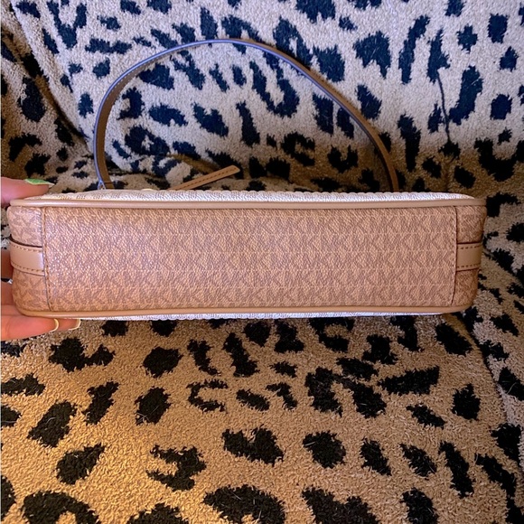 NWOT MICHAEL Michael Kors Leather Saddle/Crossbody Comes with Removable Strap - Picture 4 of 15